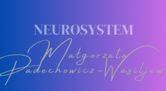 To zdjęcie przedstawia logo z napisem "NEUROSYSTEM Małgorzata Padechowicz-Wasiljew". Napis "NEUROSYSTEM" jest pisany prostą, szarą, bezszeryfową czcionką, natomiast imię i nazwisko to odręczny, szary podpis. Tło jest gradientowe, przechodzące od fioletowego do niebieskiego.