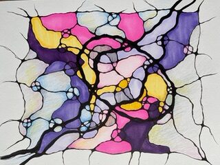 Abstrakcyjny rysunek w stylu Zentangle z grubymi, czarnymi liniami tworzącymi organiczną siatkę. Przestrzenie między liniami wypełniono gradientowymi kolorami, takimi jak różowy, fioletowy, żółty, niebieski i szary, co nadaje całości wygląd witrażu.